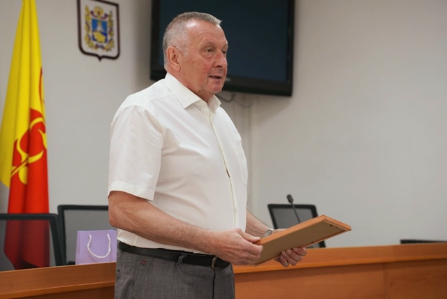 Неделю глава округа начал с расширенной планерки, где вручил коллегам благодарственные письма за плодотворную работу.