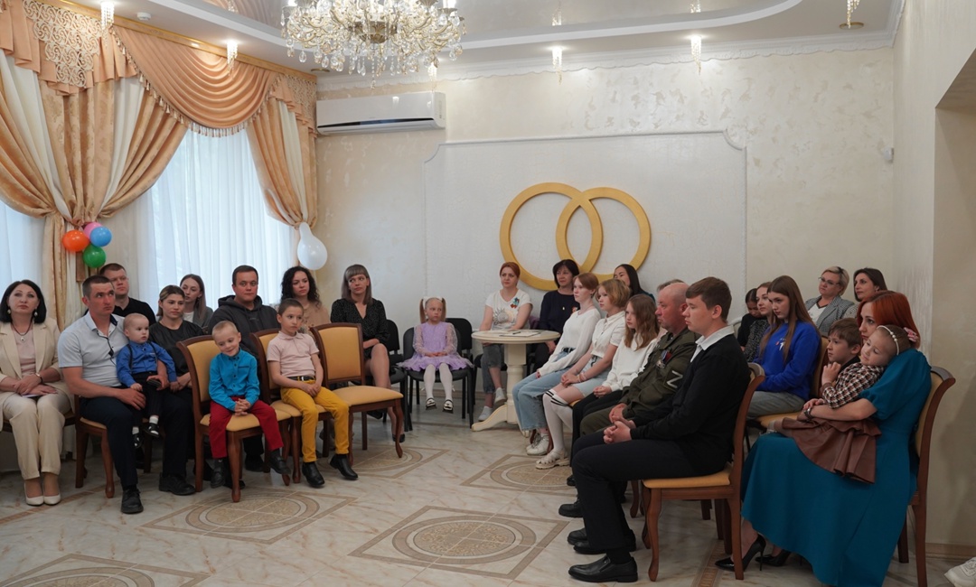 В Международный день семьи в отделе ЗАГС по Арзгирскому району прошел Фестиваль молодых семей, который объединил самых активных, талантливых молодых людей нашего округа.
