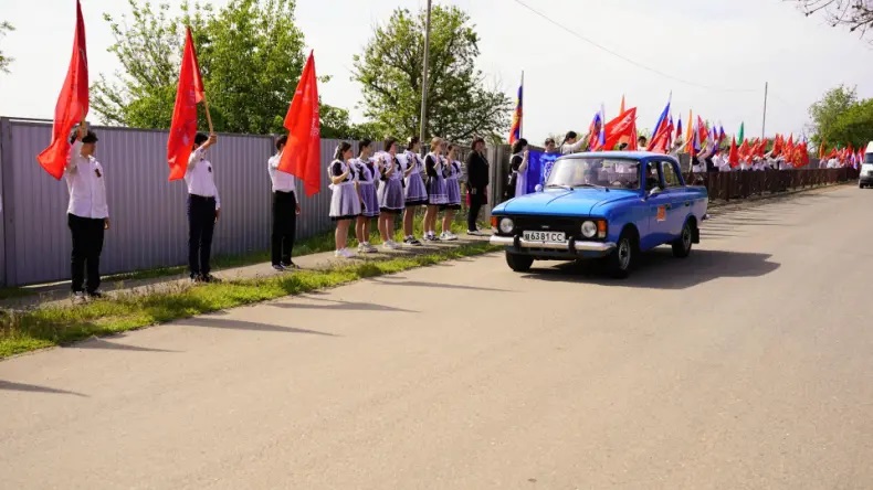 Далее ретроавтомобили советских времён и участников автопробега торжественно  встретили школьники, воспитанники садов и жители села Серафимовского.