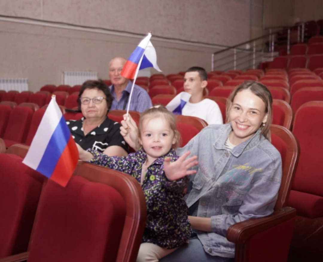 Прекрасные творческие номера радовали жителей и гостей нашего округа на праздничном концерте, посвящённому Дню России.