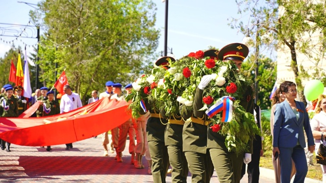 В строю с Бессмертным полком прошла церемониальная группа клуба Патриот с гирляндой Воинской Славы.