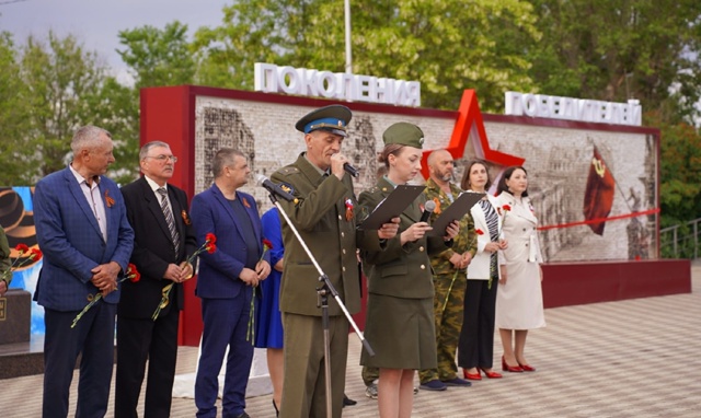 Вместе с земляками торжественно открыли панно «Поколения Победителей».