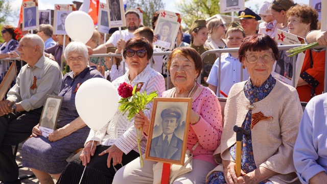 На площади Победы открыли митинг, посвящённый 80- годовщине Великой Победы, памяти наших прадедов, дедов, памяти солдат и офицеров Советской Армии, павших на фронтах Великой Отечественной войны 1941–1945 годов.