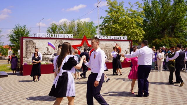 В рамках митинга все желающие жители присоединились к ежегодной акции «Вальс Победы».