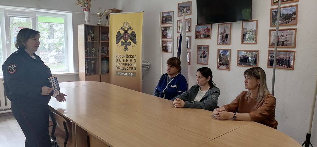 При проведении зрелищных мероприятий должны обеспечиваться общественный порядок и общественная безопасность.