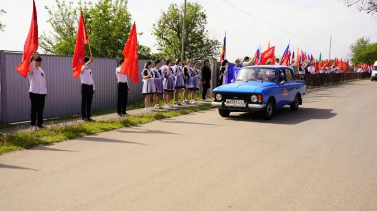 Далее ретроавтомобили советских времён и участников автопробега торжественно встретили школьники, воспитанники садов и жители села Серафимовского. Далее ретроавтомобили советских времён и участников автопробега торжественно встретили школьники, воспитанники садов и жители села Серафимовского.